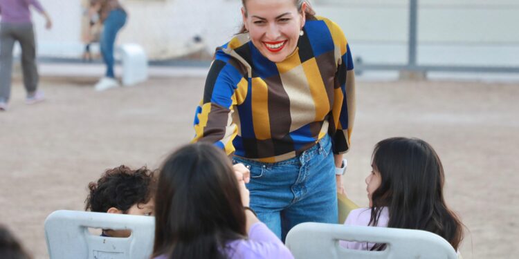 Entrega Presidenta Municipal cancha de fútbol en la colonia Misioneros