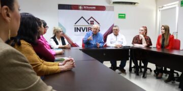 Gobernador Víctor Castro se reúne con personal de INVI