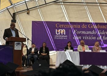 ASISTE GOBERNADOR VCC A GRADUACIÓN DE UNIVERSIDAD MUNDIAL