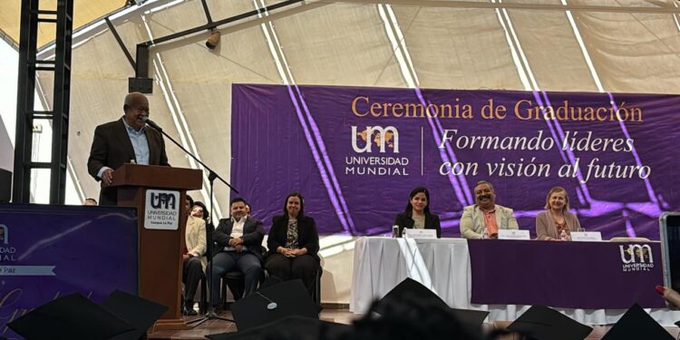 ASISTE GOBERNADOR VCC A GRADUACIÓN DE UNIVERSIDAD MUNDIAL