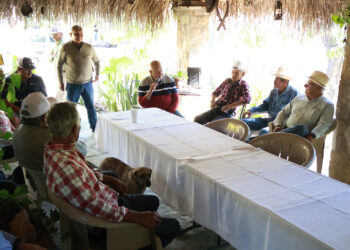 SE REÚNE GOBERNADOR VCC CON HABITANTES DE ZONA SERRANA DE TODOS SANTOS