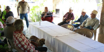 SE REÚNE GOBERNADOR VCC CON HABITANTES DE ZONA SERRANA DE TODOS SANTOS