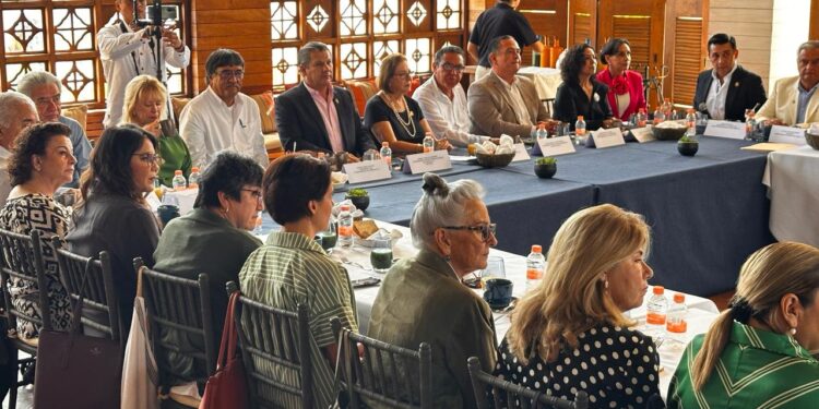 Autoridades del XIV Ayuntamiento de Los Cabos atestiguaron la toma de protesta de la nueva mesa directiva del Grupo Madrugadores