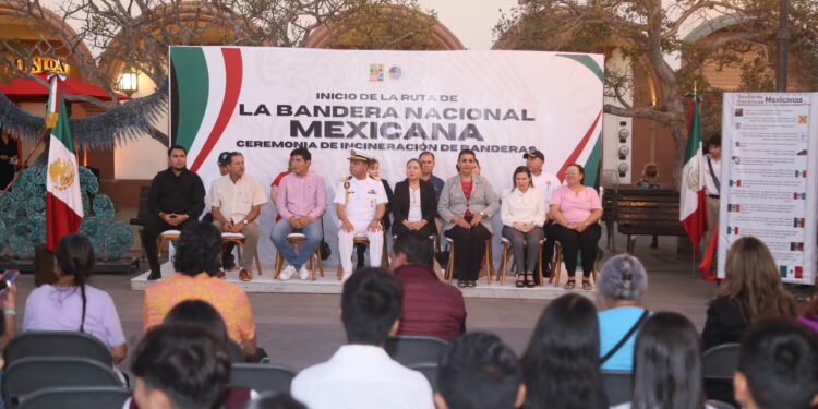 Autoridades del XIV Ayuntamiento de Los Cabos y representantes de las fuerzas armadas efectuaron el arranque de la ruta de la Bandera Nacional