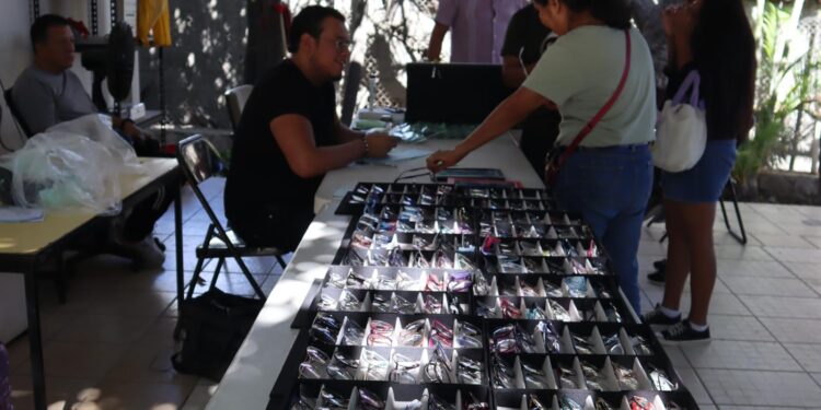 Una jornada más de la Campaña Visual permanente, donde se atendió a cientos de personas de todas las edades dotándoles de lentes graduados a bajo costo.