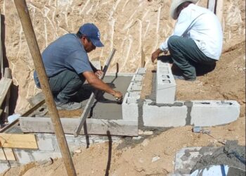 Personal de la Coordinación de Obras Públicas en Cabo San Lucas rehabilita y construye escalares de concreto al acceso peatonal de las calles