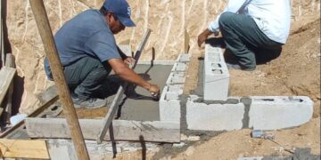 Personal de la Coordinación de Obras Públicas en Cabo San Lucas rehabilita y construye escalares de concreto al acceso peatonal de las calles