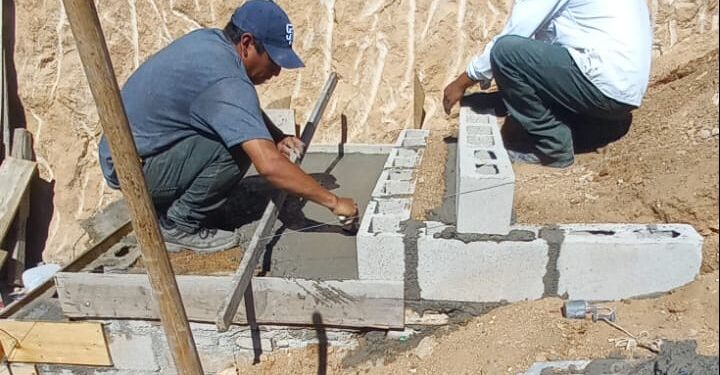 Personal de la Coordinación de Obras Públicas en Cabo San Lucas rehabilita y construye escalares de concreto al acceso peatonal de las calles