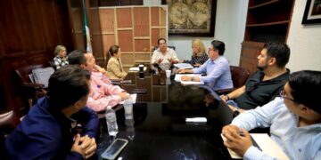 En atención a personas empresarias del Centro Histórico en San José del Cabo, autoridades municipales en una reunión acordaron con Blanca Pedrin y René Holmos