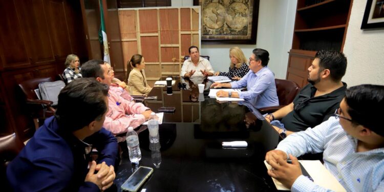 En atención a personas empresarias del Centro Histórico en San José del Cabo, autoridades municipales en una reunión acordaron con Blanca Pedrin y René Holmos