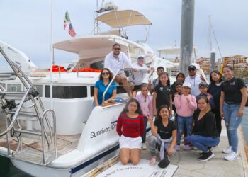 Programa de Atención Para Menores y Adolescentes en Riesgo (PAMAR), dio la oportunidad a 10 niñas, niños y adolescentes de tener un paseo recreativo y avistamiento de ballenas por la bahía de Cabo San Lucas.