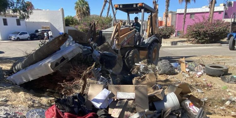 Elementos de la Dirección General de Servicios Públicos, trabajan en dar respuesta a la población en materia de limpieza