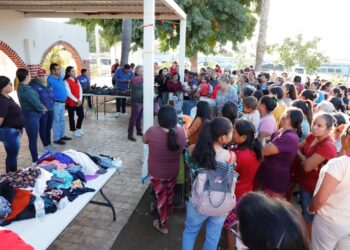 Entrega DIF La Paz apoyos a familias de El Pescadero