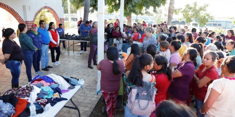 Entrega DIF La Paz apoyos a familias de El Pescadero