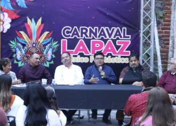 Realizan conversatorio “Crónicas y Confeti” en el marco del Carnaval La Paz 2024