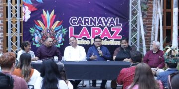 Realizan conversatorio “Crónicas y Confeti” en el marco del Carnaval La Paz 2024