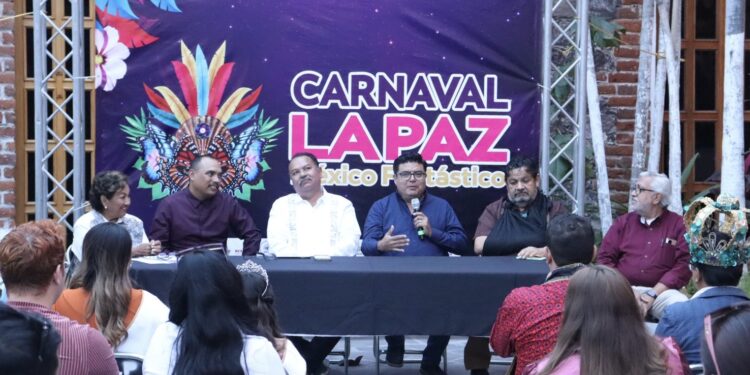 Realizan conversatorio “Crónicas y Confeti” en el marco del Carnaval La Paz 2024
