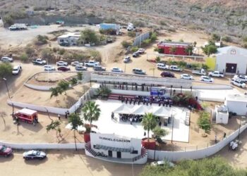 Autoridades del Ayuntamiento de Los Cabos encabezaron la ceremonia cívica que cada día lunes se realiza para rendir honores a los lábaros patrios