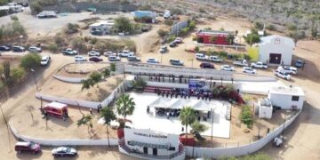 Autoridades del Ayuntamiento de Los Cabos encabezaron la ceremonia cívica que cada día lunes se realiza para rendir honores a los lábaros patrios