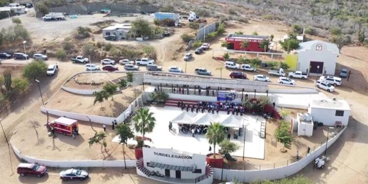 Autoridades del Ayuntamiento de Los Cabos encabezaron la ceremonia cívica que cada día lunes se realiza para rendir honores a los lábaros patrios