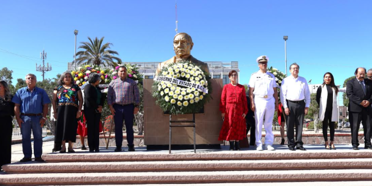 PODERES PÚBLICOS DE BCS Y SOCIEDAD, CONMEMORAN 218 ANIVERSARIO DEL NATALICIO DE BENITO JUÁREZ GARCÍA