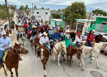 Tradicional cabalgata que año con año se realiza en el marco de las Fiestas Tradicionales de San José del Cabo.