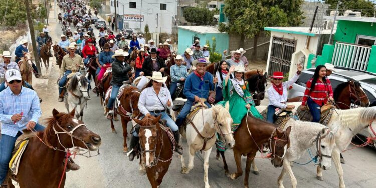 Tradicional cabalgata que año con año se realiza en el marco de las Fiestas Tradicionales de San José del Cabo.