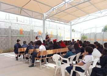 Pláticas en centros educativos para concientizar a las y los estudiantes sobre la importancia de proteger y mantener limpias las playas