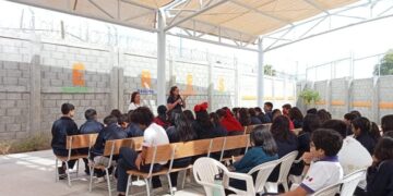 Pláticas en centros educativos para concientizar a las y los estudiantes sobre la importancia de proteger y mantener limpias las playas
