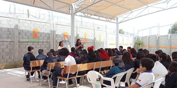 Pláticas en centros educativos para concientizar a las y los estudiantes sobre la importancia de proteger y mantener limpias las playas
