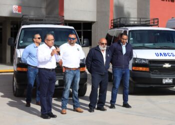 Rector de la UABCS entrega nuevas unidades vehiculares para fortalecer las actividades académicas del estudiantado
