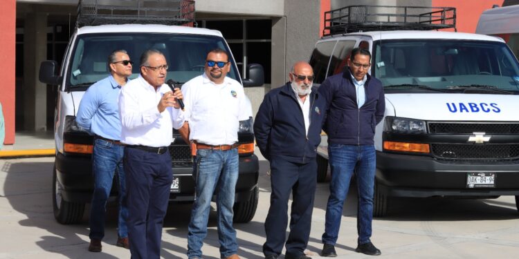 Rector de la UABCS entrega nuevas unidades vehiculares para fortalecer las actividades académicas del estudiantado
