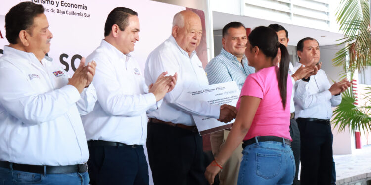 ENTREGA VMCC MICROFINANCIAMIENTOS A 85 FAMILIAS DE LA PAZ