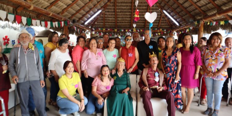 La señora Estela Castillo y el señor Manuel Alberto García, fueron coronados como la reina y el rey en el marco del Festival de la Primavera