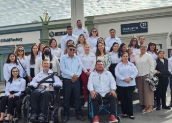 Entregaron reconocimientos por la labor desempeñada a favor de la comunidad con autismo, la mañana de este lunes en el marco de los honores a la enseña nacional.