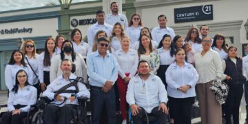 Entregaron reconocimientos por la labor desempeñada a favor de la comunidad con autismo, la mañana de este lunes en el marco de los honores a la enseña nacional.