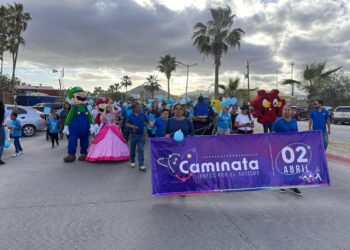 TEA realizó la 1ra “Caminata Juntos por el Autismo” partiendo desde la avenida Centenario hasta la plaza Antonio Mijares en San José del Cabo