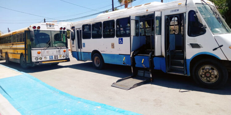 El Sistema Municipal para el Desarrollo Integral de la Familia (SMDIF) proporciona a 50 menores el servicio de transportación gratuita.