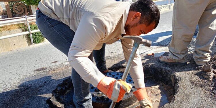 Alcantarillado y Saneamiento de Los Cabos continúa trabajando en la reposición y rehabilitación de pozos de visita de la líneas de drenaje sanitario de la delegación de Cabo San Lucas.