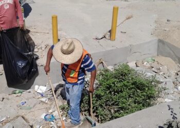 Acciones de limpieza en los canales de agua en la ciudad.