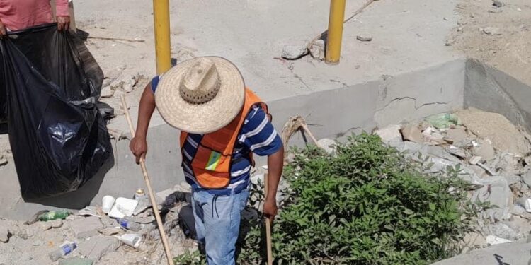 Acciones de limpieza en los canales de agua en la ciudad.