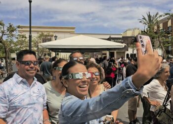 Numerosas personas residentes y visitantes se reunieron en diversos puntos de este municipio para disfrutar del espectacular fenómeno astronómico