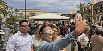 Numerosas personas residentes y visitantes se reunieron en diversos puntos de este municipio para disfrutar del espectacular fenómeno astronómico