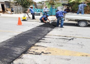 Elementos de la Coordinación de Obras Públicas construyeron topes de vialidad