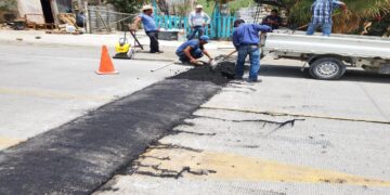 Elementos de la Coordinación de Obras Públicas construyeron topes de vialidad