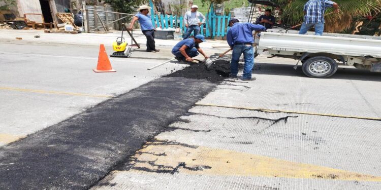 Elementos de la Coordinación de Obras Públicas construyeron topes de vialidad