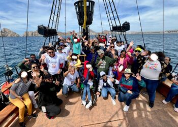 Se realizó un paseo por la Bahía de Cabo San Lucas y el avistamiento de ballenas a bordo del barco pirata