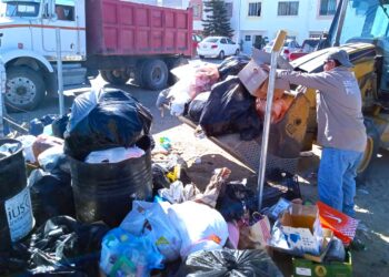 Desde las 07:00 de la mañana el personal de Servicios Públicos distribuye las tareas para dar cobertura a los trabajos de limpieza y mantenimiento en la delegación de Cabo San Lucas
