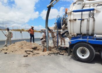 El personal del Organismo Operador Municipal del Sistema de Agua Potable, Alcantarillado y Saneamiento de Los Cabos, trabaja diariamente en atender los reportes de derrames