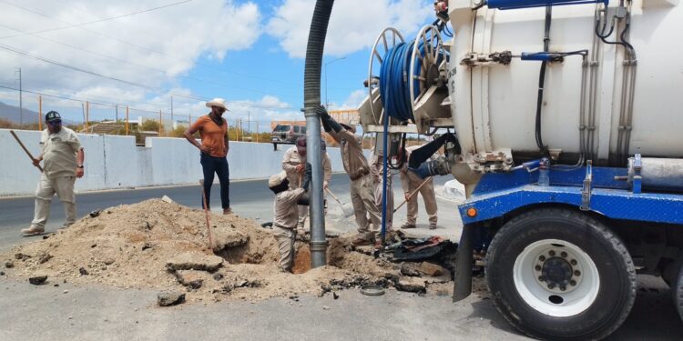 El personal del Organismo Operador Municipal del Sistema de Agua Potable, Alcantarillado y Saneamiento de Los Cabos, trabaja diariamente en atender los reportes de derrames